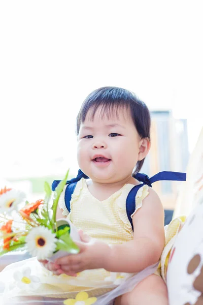 Niedliche Baby Mädchen Halten Blume Studio Foto — Stockfoto