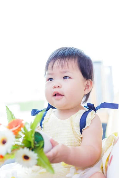 Niedliche Baby Mädchen Halten Blume Studio Foto — Stockfoto