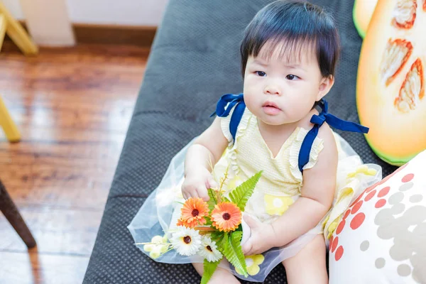 Niedliche Baby Mädchen Halten Blume Studio Foto — Stockfoto