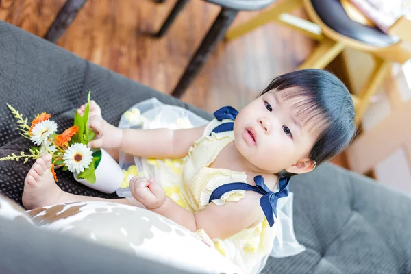 Niedliche Baby Mädchen Halten Blume Studio Foto — Stockfoto