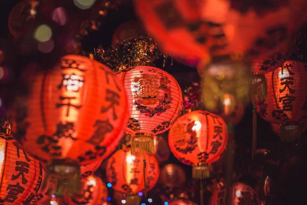 Rode Chinese Lantaarn Vertaling Hiëroglief Tekst Gelukkig Nieuwjaar Opknoping Een — Stockfoto