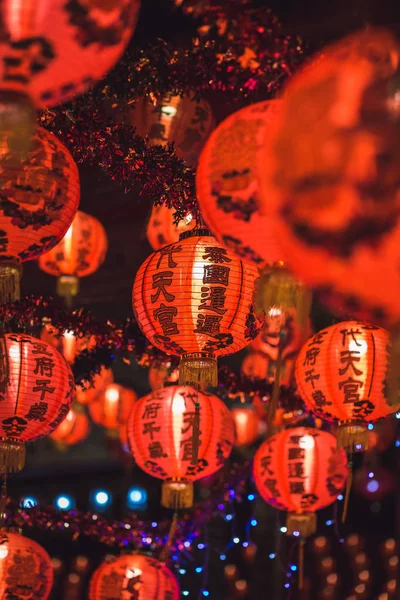 Rode Chinese Lantaarn Vertaling Hiëroglief Tekst Gelukkig Nieuwjaar Opknoping Een — Stockfoto