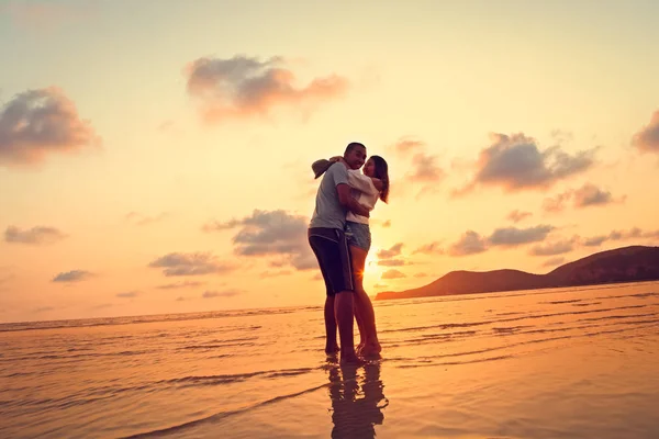Silhouetten Liefde Romantisch Paar Lovers Knuffelen Glimlachen Aanraken Bij Zonsondergang — Stockfoto