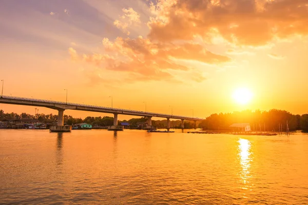 Puente Sobre Río Atardecer Con Nube — Foto de Stock