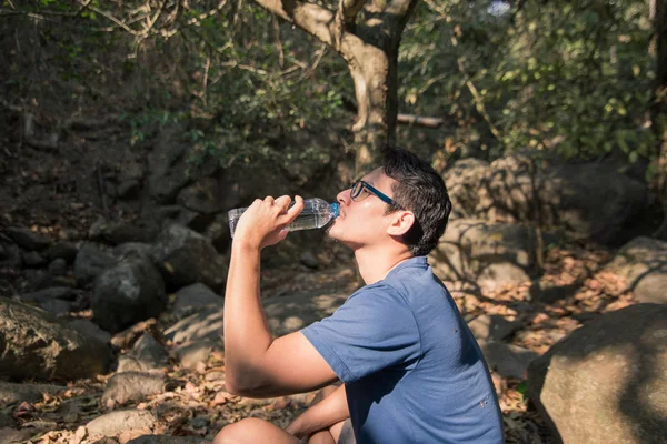 Uomo Che Beve Acqua Dalla Bottiglia Plastica Nella Foresta Natura — Foto Stock