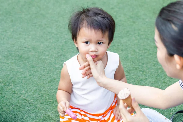 Azjatyckie Dziecko Mama Jedzenie Lody Razem Parku — Zdjęcie stockowe