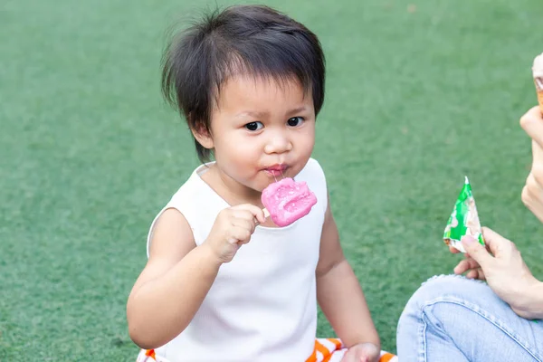Asiatico Bambino Mamma Mangiare Gelato Insieme Nel Parco — Foto Stock