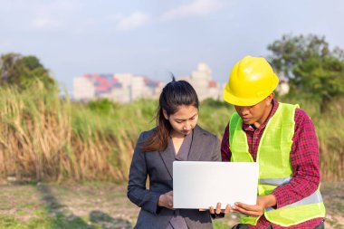 İş kadınları ve foreman birlikte konuşuyorlar. Şantiye inşaatında mühendis ve yönetici ekip çalışması ve kontrol .