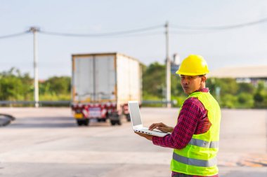 Foreman test ve sanayi araç kontrol etmek için bilgisayar kullanın. Çalışma konsepti.