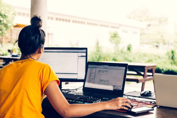 Vrouwen Werken Met Computer Voor Design Codering Programma — Stockfoto