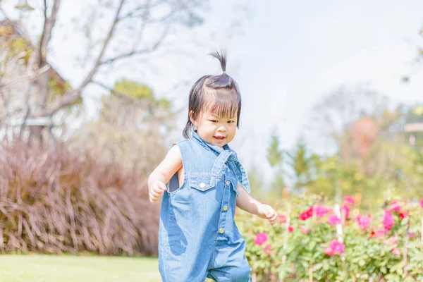 Kinder Lächeln Und Wichsen Park — Stockfoto