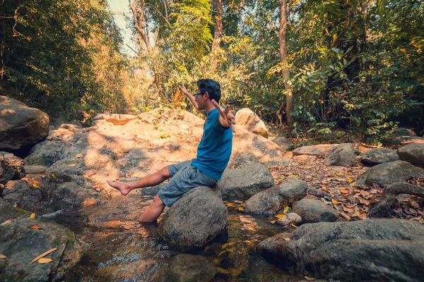 Piedi Uomo Cascata Relax Concetto Viaggio Nella Foresta — Foto Stock