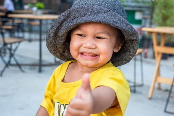 Kinderhand Zeigt Daumen Nach Oben Wie Positives Zeichen — Stockfoto