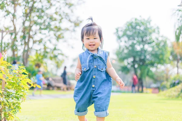 Dzieci Uśmiechają Się Wanking Parku — Zdjęcie stockowe