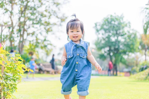 Kinder Lächeln Und Wichsen Park — Stockfoto