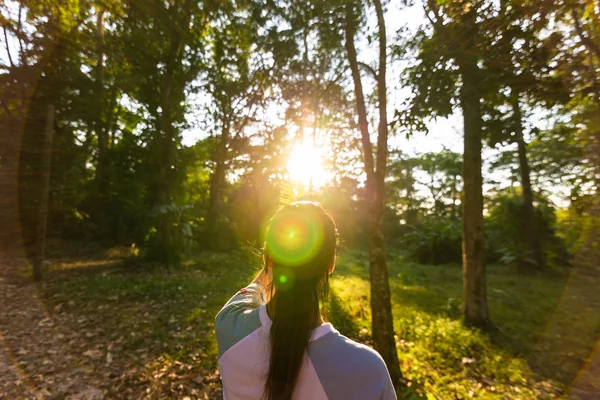 Ragazza Solitaria Piedi Nella Foresta Tramonto Con Bagliore Sole — Foto Stock