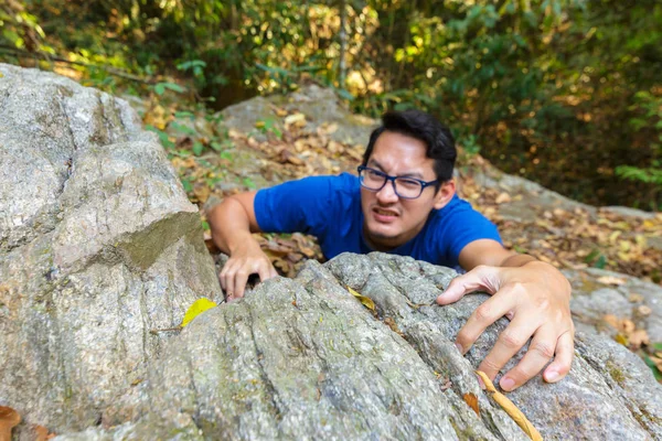 Hombre Trepa Roca Bosque — Foto de Stock