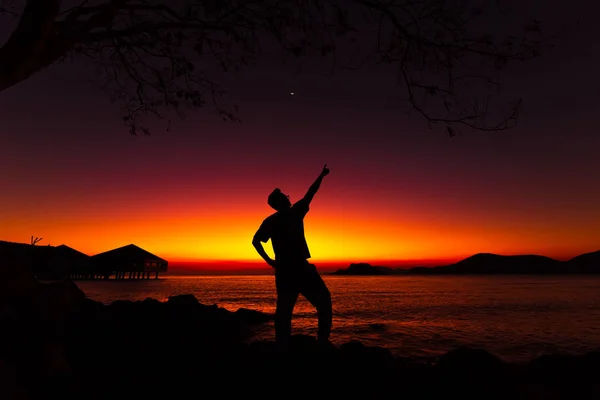 Silhouette Mann Hand Zeigt Den Himmel Bei Sonnenuntergang Reise Strand — Stockfoto