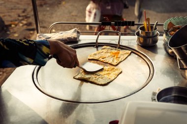 Çelik roti tava veya büyük düz kızartma tavası üzerinde Sokak satıcı pişirme Tay tarzı tatlı roti ekmek El. 