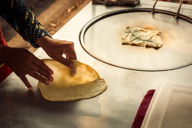 Tayland usulü tatlı roti pişiren sokak satıcılarının elleri. Afiyet olsun.. 