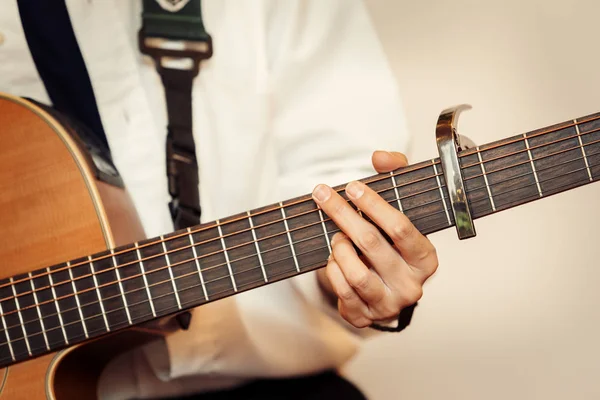Mains Jouant Guitare Acoustique Sur Scène Musicale — Photo