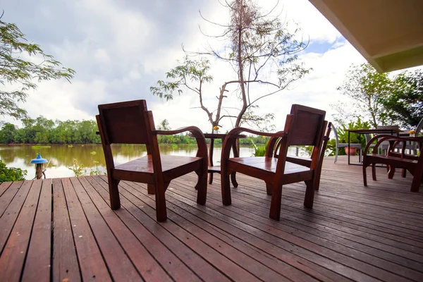 Otel, tatil teras nehir üzerinde boş masa ve sandalyeler.