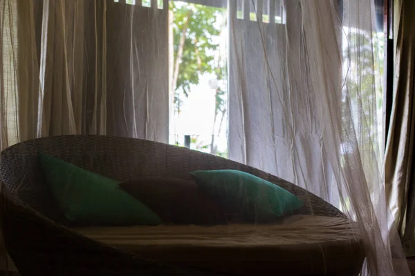 Otelde sabah yatakta Yastık.