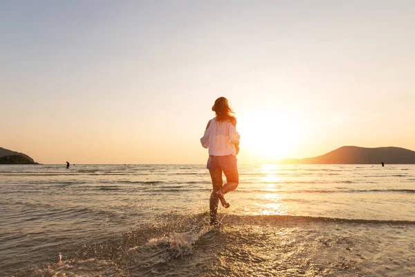 Una Mujer Corriendo Playa Mujer Feliz Con Vacaciones Verano Playa — Foto de Stock