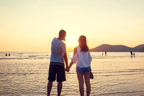 Paar Hält Sich Zwischen Sonnenuntergang Strand Fest Paar Reist Strand — Stockfoto