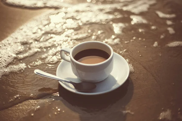 Hot Cup Coffee Sand Beach Sea Water Flow — Stock Photo, Image