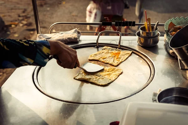 Çelik roti tava veya büyük düz kızartma tavası üzerinde Sokak satıcı pişirme Tay tarzı tatlı roti ekmek El. 