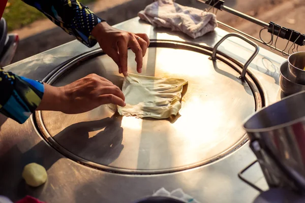 Çelik roti tava veya büyük düz kızartma tavası üzerinde Sokak satıcı pişirme Tay tarzı tatlı roti ekmek El. 