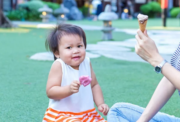 Boldog Gyermekek Fagylalttal Parkokban — Stock Fotó