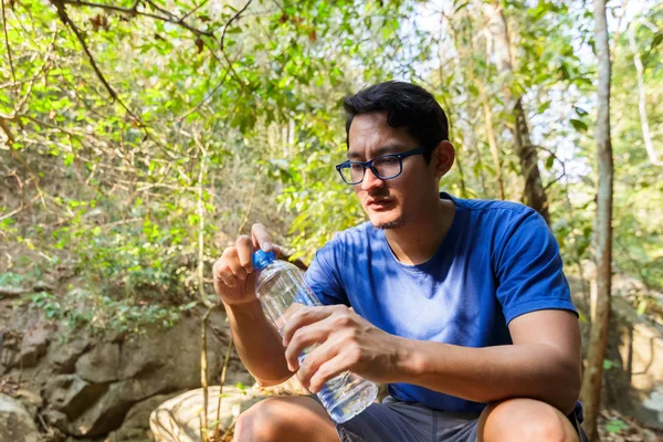 Uomo Assetato Bottiglia Plastica Aperta Nella Foresta Natura Pura Concetto — Foto Stock