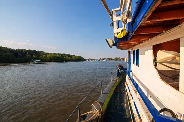 Seyahat arasında nehirüzerinde Tekne.