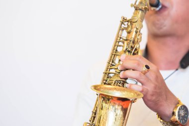 Saksafoncu Saksafoncu müzik çalıyor.
