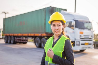 İthalat ve ihracat için Kargo yük gemisinden kontrol yükleme Konteynerkutusu için Asyalı kadın mühendis kontrol