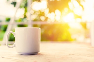 Bir fincan kahve sabah masada.