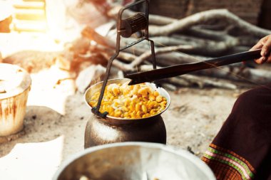 Sarı ipekböceği kozası ipek iplik yapmak için kazan tarafından kaynar.