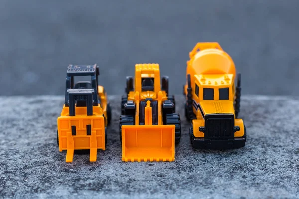 oyuncaklar yere inşaat taşıma. Şantiye inşaat konsepti.