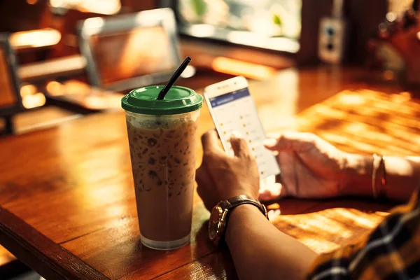 Caffè Freddo Sul Tavolo Vicino Alle Mani Utilizzare Telefono Cellulare — Foto Stock