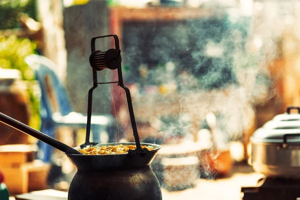 Sarı ipekböceği kozası ipek iplik yapmak için kazan tarafından kaynar.