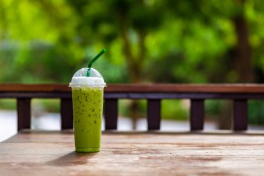 Kahve dükkanında ahşap masada buz çay.