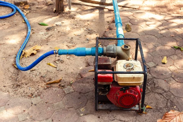 Parkta yerde su pompası.