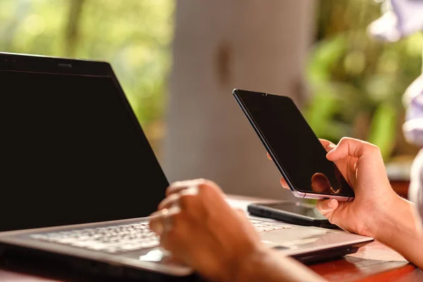 Ženy Používají Telefon Pracují Laptopu Parku Notebook Stole — Stock fotografie