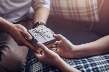 Noel, sevgililer günü, bayram hediye kutusu konsepti. Birkaç sürpriz hediye kutusu..