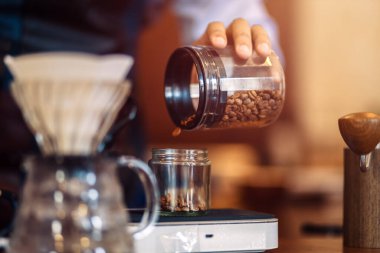 Bir ölçü kaşığıyla fasulyeleri şişeden çıkarın.