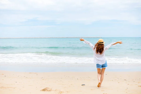 Kumsalda Yürüyen Mutlu Genç Kız Yaz Seyahati Meslek Tatil Konsepti — Stok fotoğraf