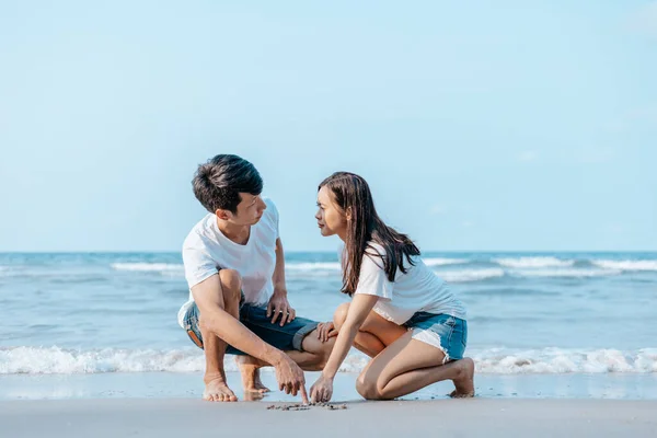 Romantic Couple Draw Heart Shapes Sand Beach — Stock Photo, Image