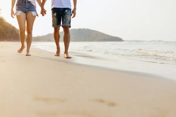 Casal Romântico Mãos Dadas Caminhando Praia Homem Mulher Apaixonados Pessoas — Fotografia de Stock